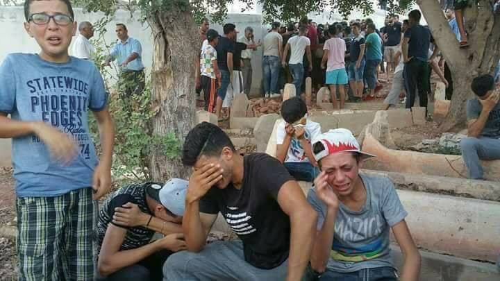 Abderrahman El Aazri is één van de jongens op de foto. Hij zat enkele maanden vast nadat deze foto op social media werd verspreid. De foto is getrokken op 9 augustus na de begrafenis van zijn buurjongen Imad.