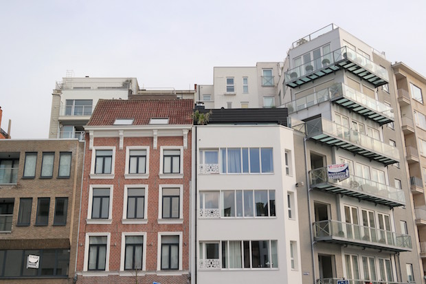 Uiteenlopende architectuur op de hoek van Tabaksvest en Blauwtorenplein – toeristen uit Nederland die vooral gelijkaardige huizen gewend zijn, noemen het ‘Belgische toestanden’.