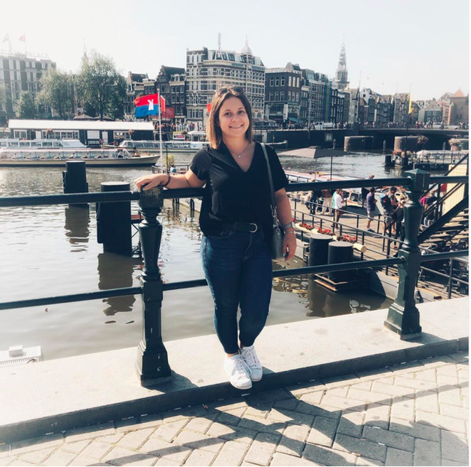 Melissa staat aan een dok op het Eilandje in Antwerpen