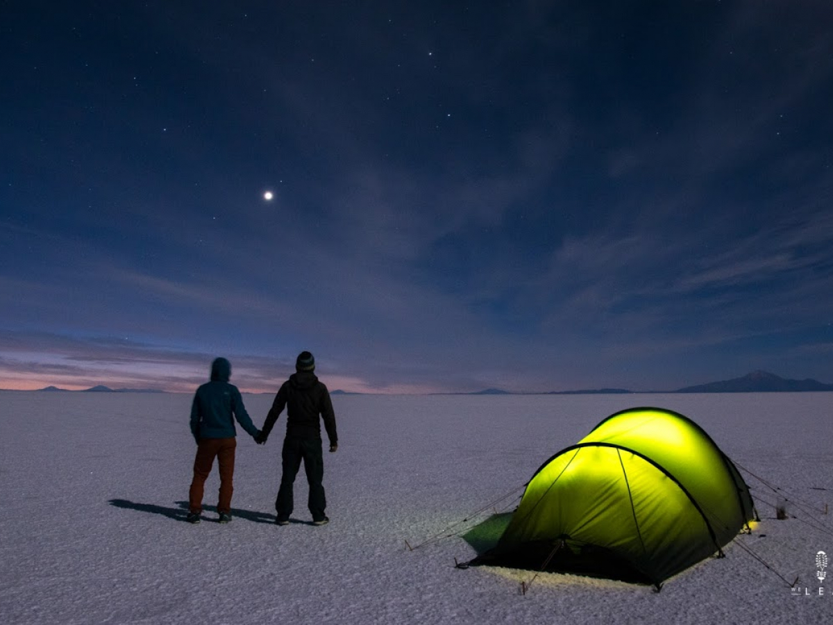Olivier Van Herck en Zoë Agasi genieten van de avond op de zoutvlakte van Salar de Uyuni. 