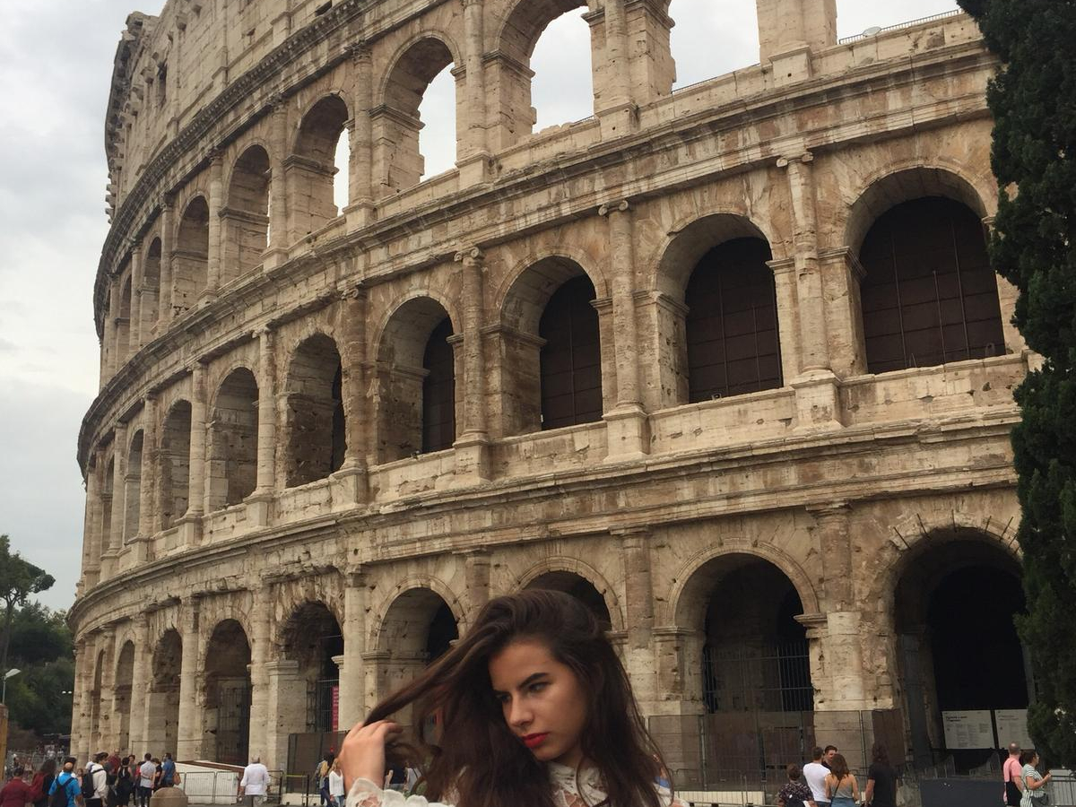 vrouw voor Coloseum in Rome