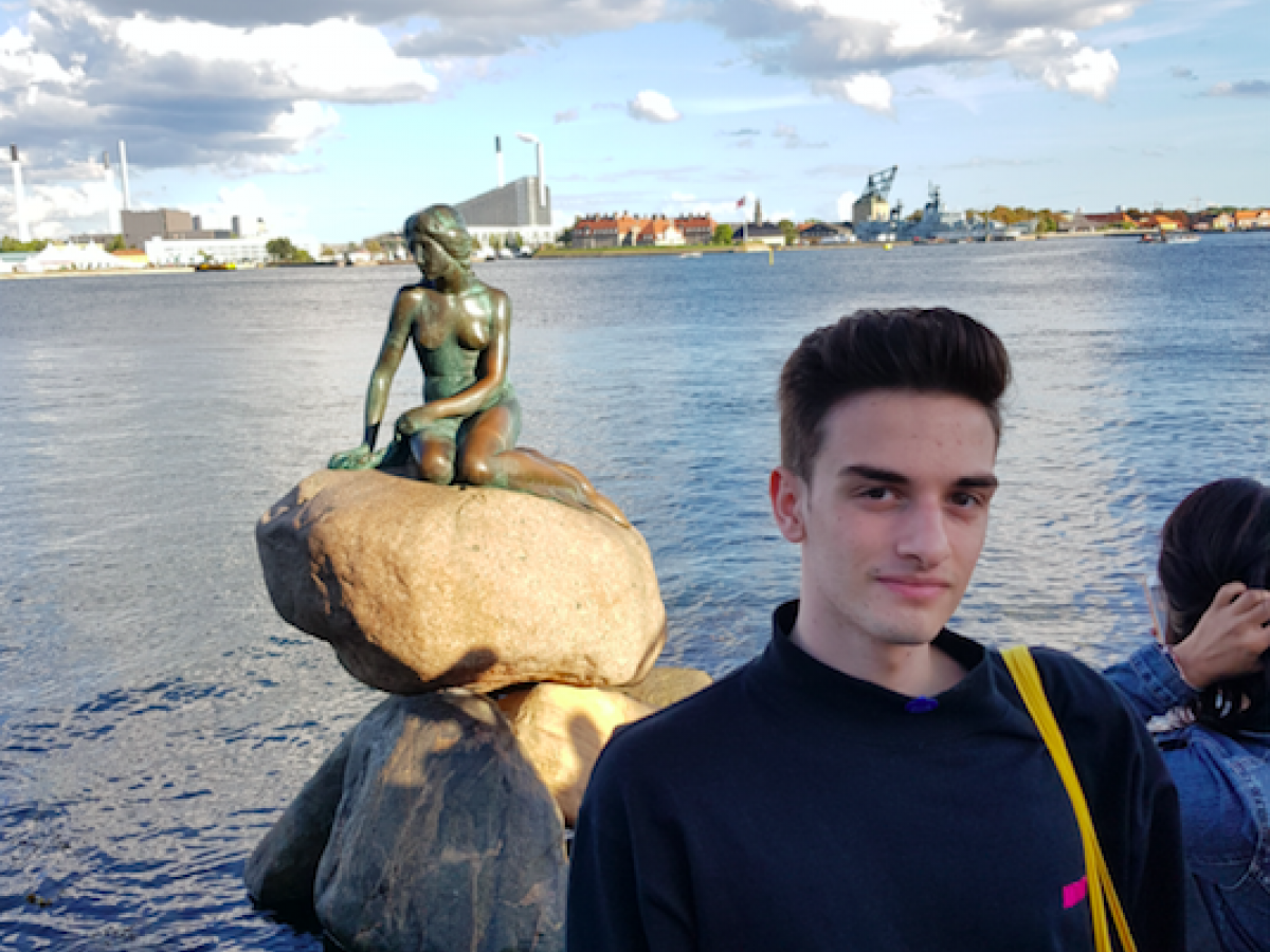 Jongere bij zeemeermin in Kopenhagen
