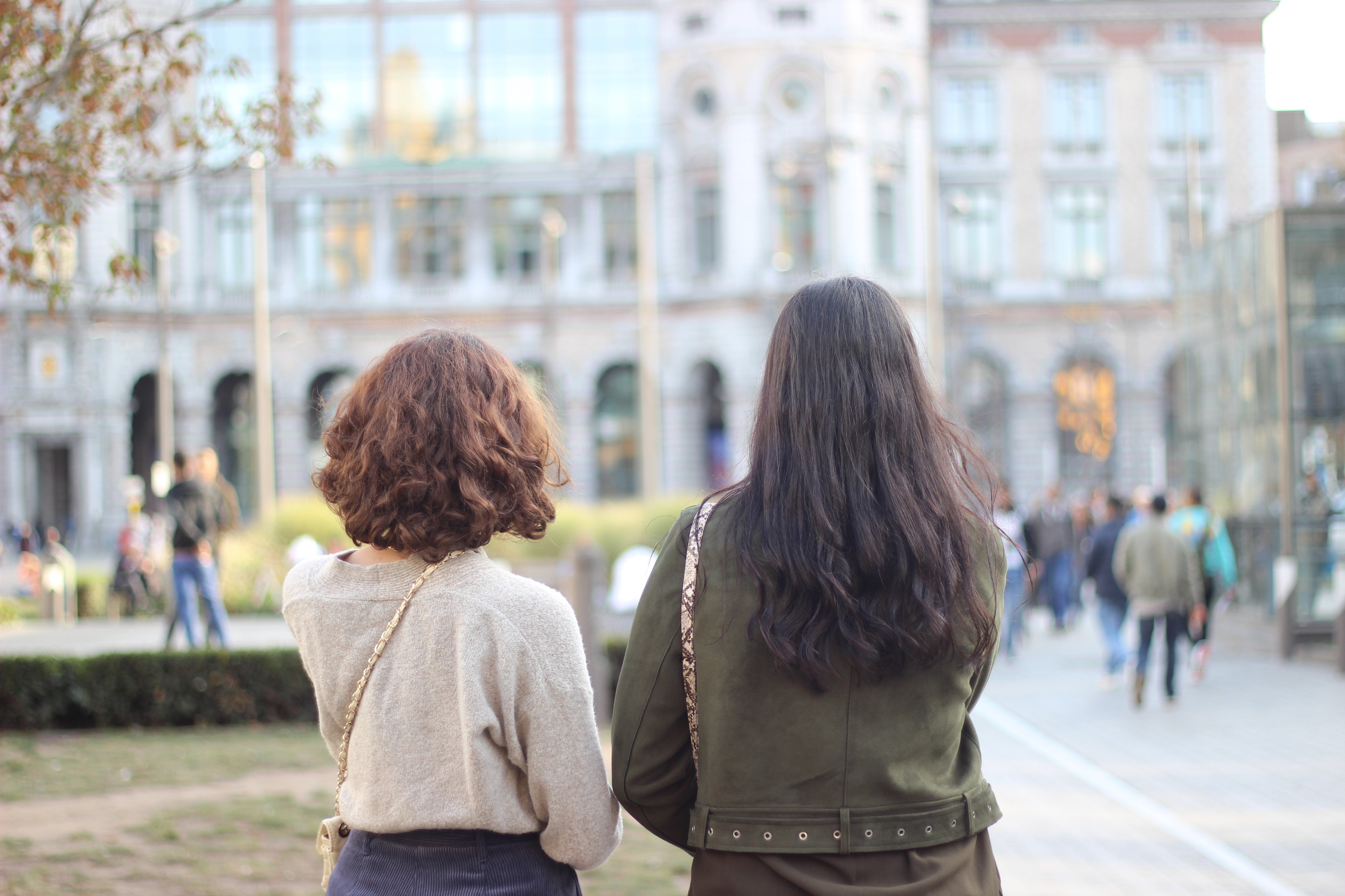 Twee meisjes kijken naar Centraal station van Antwerpen