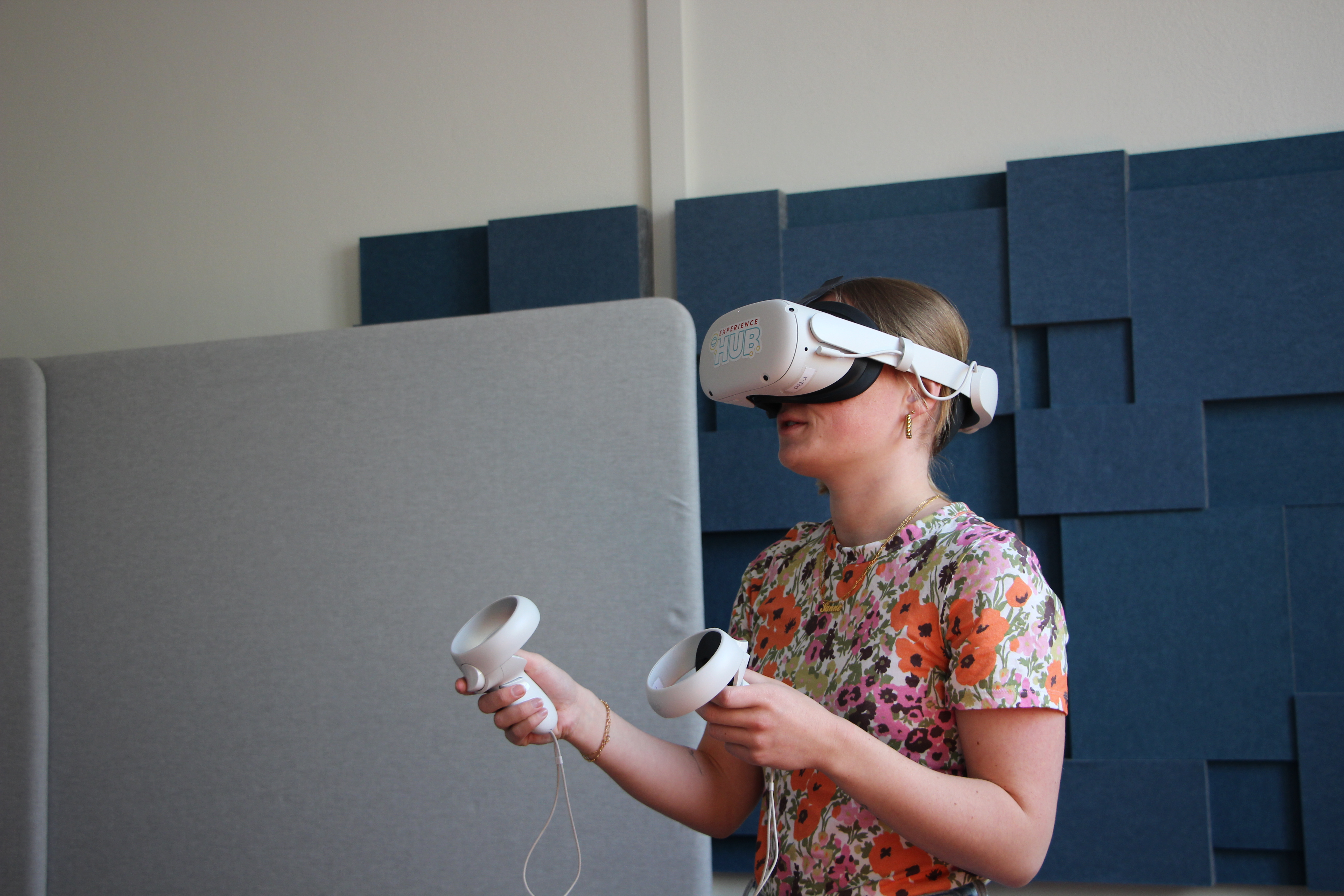 Stagiaire Sanne stelt de VR-bril af. 