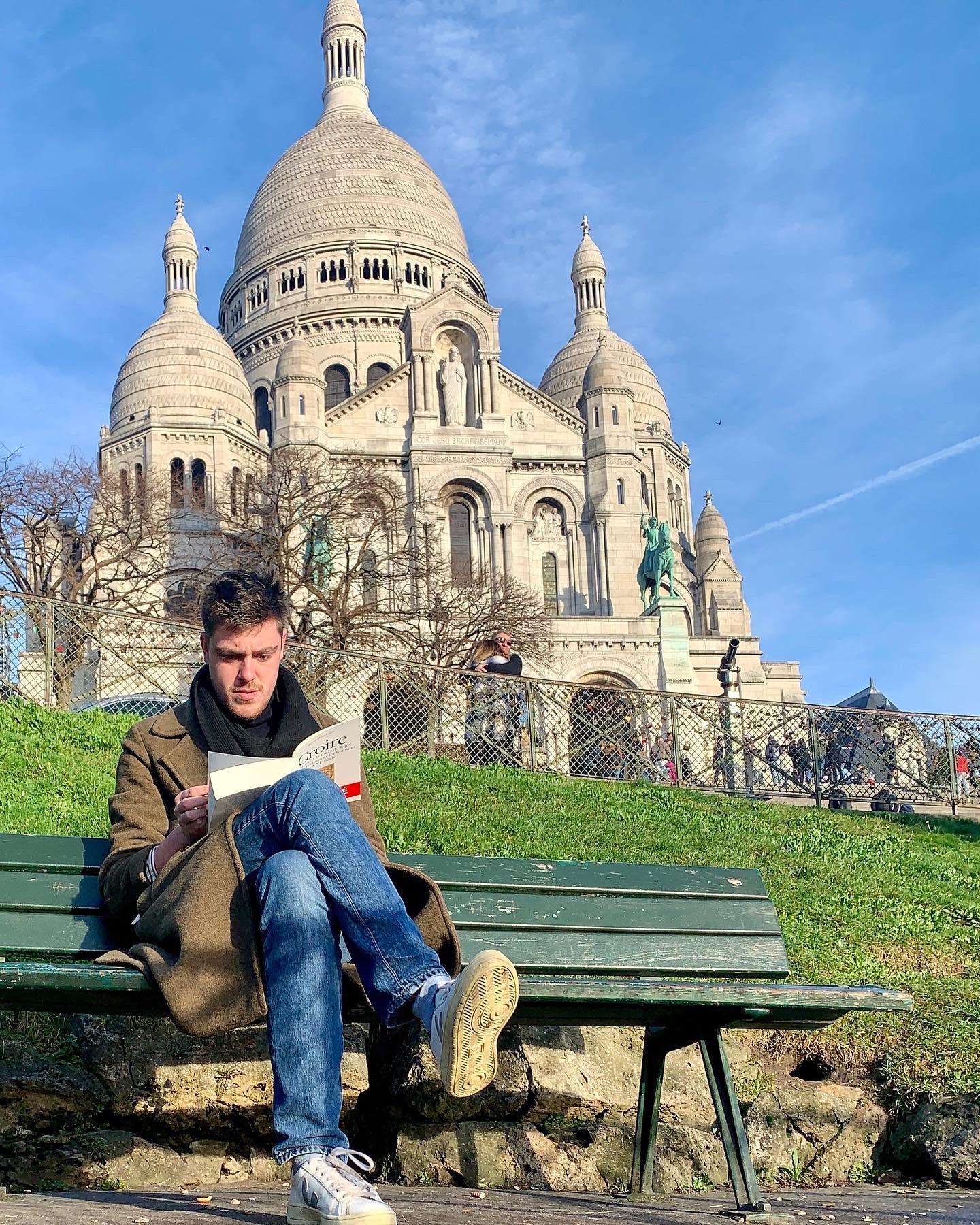 Dries Geeraert voor de Heilig-Hartbasiliek van Montmartre in Parijs	